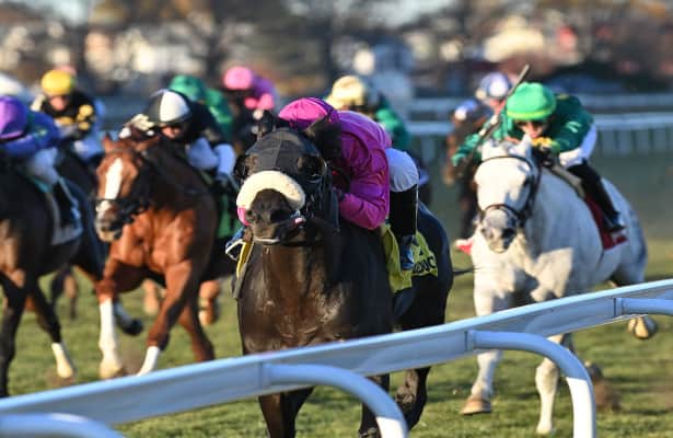 Aqueduct: Astronaut rockets to lead, wins Red Smith