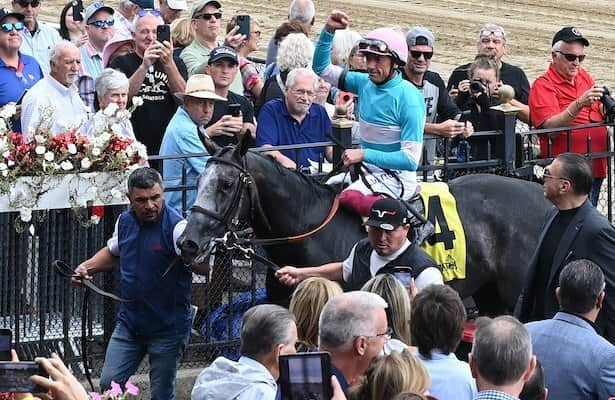 Beaute Cachee leads the race to victory in Ballston Spa