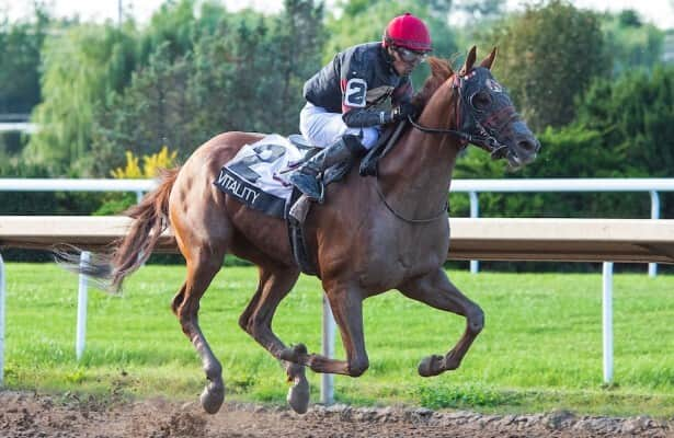 Canadian Triple Crown: Vitality rallies, wins Prince of Wales