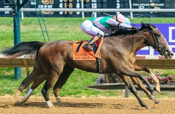 Power Squeeze battles to win Delaware Oaks by a nose